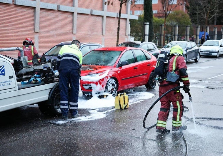 El incendio de un vehículo obliga a cortar la calle Peña de Francia
